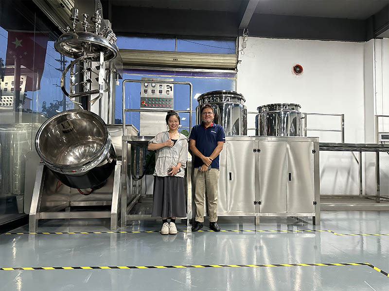 Clienti internazionali in visita ai vasi di emulsionamento