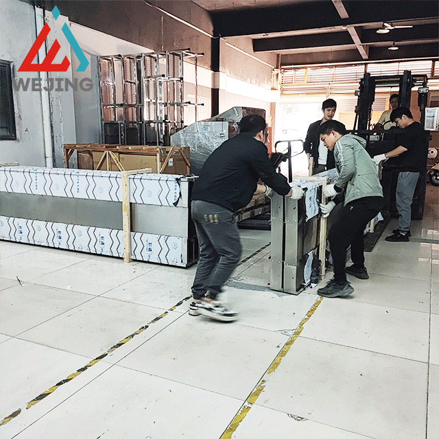 Riempitrice, etichettatrice, confezionatrice a nastro