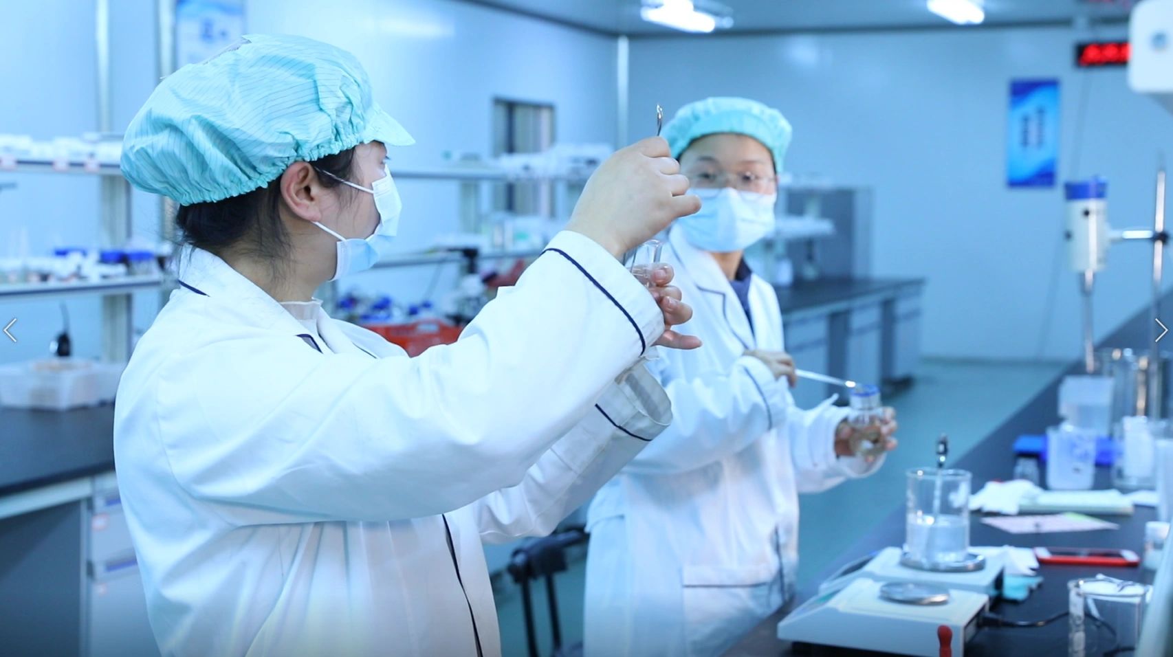 Acqua purificata per prodotti per la cura della pelle