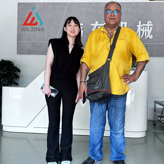 Weijing ha raggiunto un accordo di cooperazione per l'esportazione con clienti stranieri per le etichettatrici riempitrici