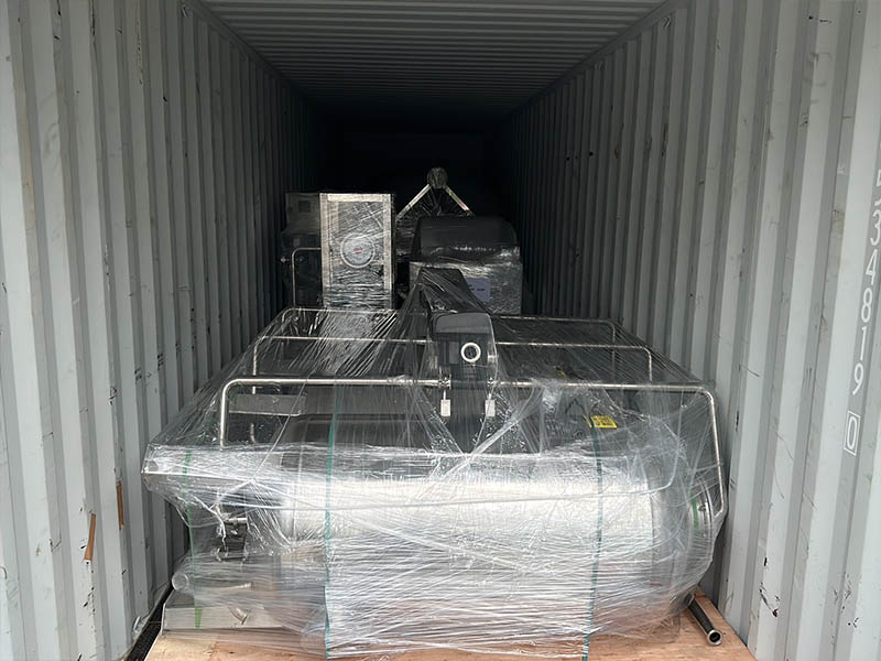 Carico e partenza container trattamento acqua