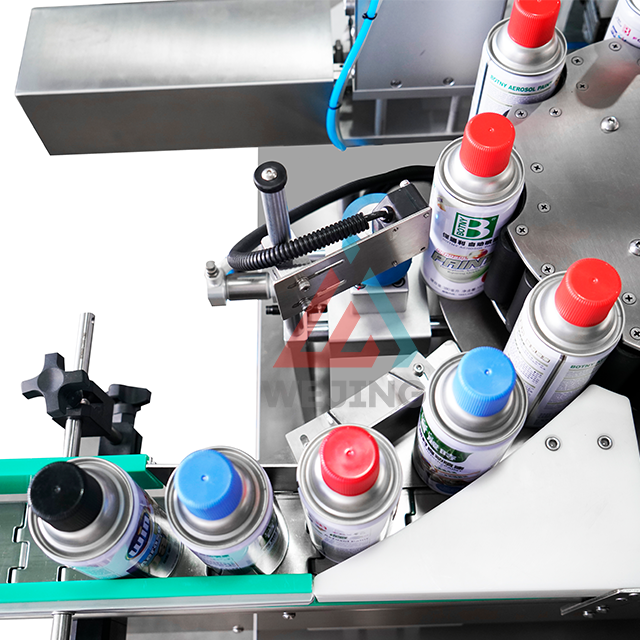Etichettatrice adesiva per linea di riempimento aerosol