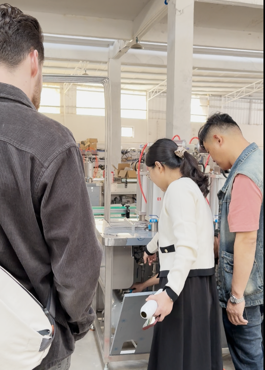 Clienti-statunitensi-accettazione-di-una-linea-di-produzione-di-riempimento-aerosol-BOV-in-fabbrica1 (1)