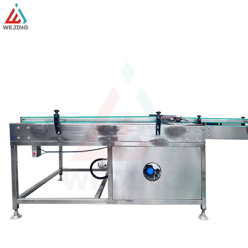 Macchina per l'alimentazione di bombolette aerosol