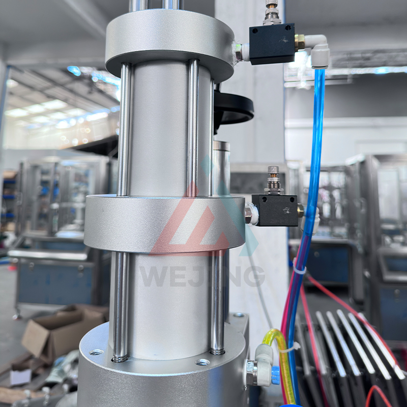 Macchina semiautomatica per il riempimento e la sigillatura di gas aerosol BOV a controllo pneumatico