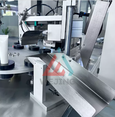 Macchina per riempire e sigillare tubi