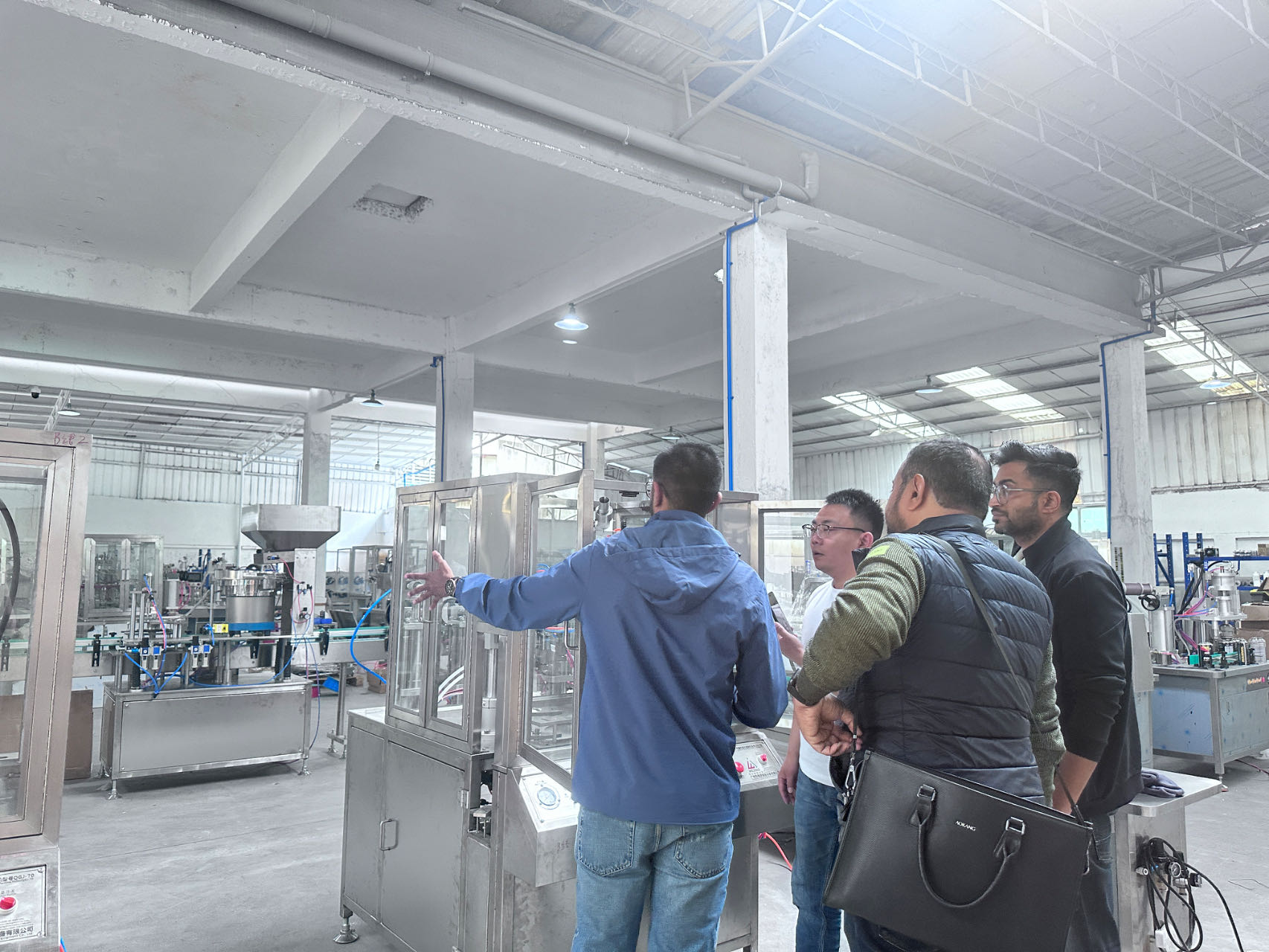 I clienti indiani visitano Wejing Company: testimonia l'innovazione e la qualità della tecnologia di riempimento aerosol