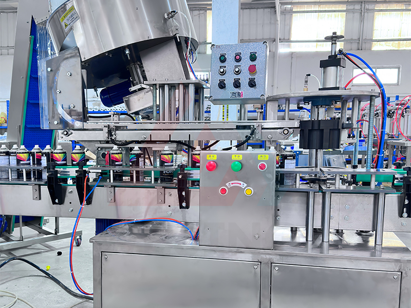 6.Macchina per pressare il cappuccio esterno