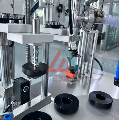 Macchina per riempire e sigillare tubi