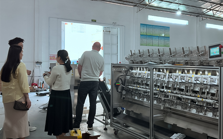  Una visita in fabbrica, una conversazione: il viaggio di un cliente uzbeko nella produzione di maschere in tessuto