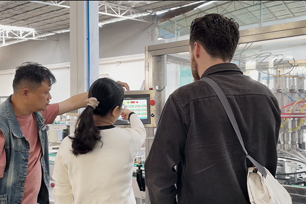 Clienti-statunitensi-accettazione-di-una-linea-di-produzione-di-riempimento-aerosol-BOV-in-fabbrica1 (2)