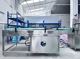 1. Alimentatore di lattine vuote